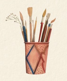 Bunt verzierter Becher mit Pinseln und Stiften darin, vor beigem Hintergrund