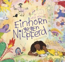 Schriftzug mittig: Einhorn gegen Nilpferd. Rundherum Kinderzeichnungen angeordnet und ein Kind beim Malen