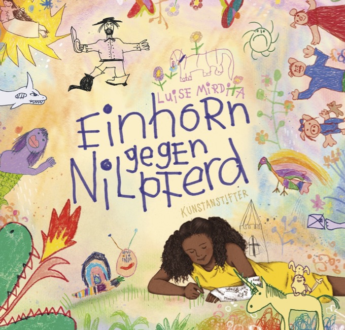 Schriftzug mittig: Einhorn gegen Nilpferd. Rundherum Kinderzeichnungen angeordnet und ein Kind beim Malen