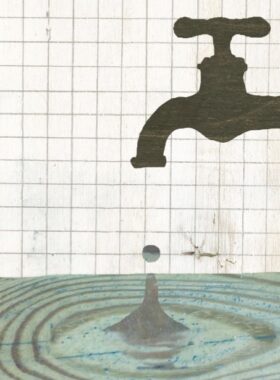 Tropfender Wasserhahn vor gekachelter Wand