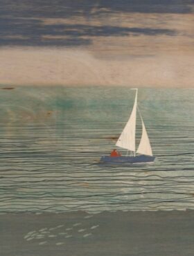 Ein türkisfarbener See auf dem ein kleines Segelschiff fährt